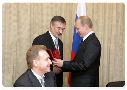 Prime Minister Vladimir Putin awarding Vladimir Zhuchkov, chief of staff of the Central Bank’s chairman, the Order of Merit for the Fatherland, 4th Class|24 january, 2011|17:57