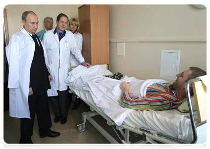 Prime Minister Vladimir Putin visiting Domodedovo terrorist attack victims at the Vishnevsky Surgery Institute|25 january, 2011|15:37