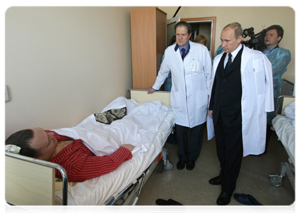 Prime Minister Vladimir Putin visiting Domodedovo terrorist attack victims at the Vishnevsky Surgery Institute|25 january, 2011|15:37