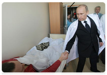 Prime Minister Vladimir Putin visiting Domodedovo terrorist attack victims at the Vishnevsky Surgery Institute|25 january, 2011|15:37