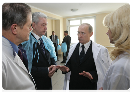 Prime Minister Vladimir Putin visiting Domodedovo terrorist attack victims at the Vishnevsky Surgery Institute|25 january, 2011|15:37