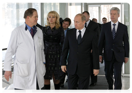 Prime Minister Vladimir Putin visiting Domodedovo terrorist attack victims at the Vishnevsky Surgery Institute|25 january, 2011|15:37