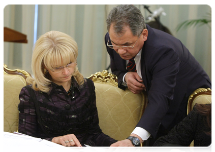 Minister of Civil Defence, Emergencies and Disaster Relief Sergei Shoigu and Minister of Healthcare and Social Development Tatyana Golikova at a Government Presidium meeting|25 january, 2011|16:53