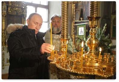 Prime Minister Vladimir Putin visits the Life-Giving Trinity Church on Moscow’s Vorobyovy Hills and attends a funeral service in memory of those killed by the suicide bombing at Domodedovo airport