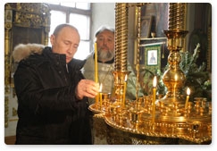 Prime Minister Vladimir Putin visits the Life-Giving Trinity Church on Moscow’s Vorobyovy Hills and attends a funeral service in memory of those killed by the suicide bombing at Domodedovo airport