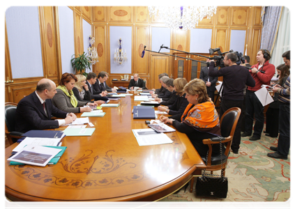 Prime Minister Vladimir Putin holds a government meeting to discuss distribution of funds between the federal and local budgets|26 january, 2011|18:53