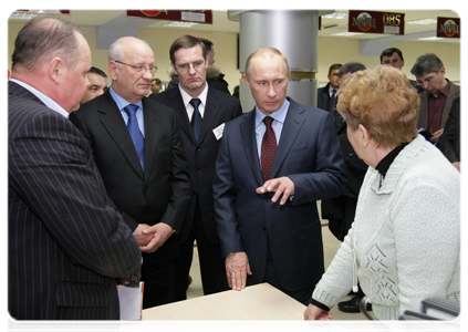 Prime Minister Vladimir Putin visiting a multifunctional public service centre|27 january, 2011|18:53