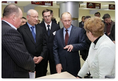 Председатель Правительства Российской Федерации В.В.Путин, находящийся с рабочей поездкой в Оренбургской области, посетил многофункциональный центр предоставления государственных и муниципальных услуг населению