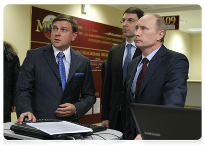 Prime Minister Vladimir Putin visiting a multifunctional public service centre|27 january, 2011|18:54