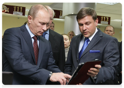 Prime Minister Vladimir Putin visiting a multifunctional public service centre|27 january, 2011|18:54