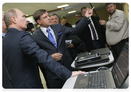 Prime Minister Vladimir Putin visiting a multifunctional public service centre|27 january, 2011|18:54