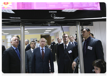 Prime Minister Vladimir Putin visiting a multifunctional public service centre|27 january, 2011|18:54