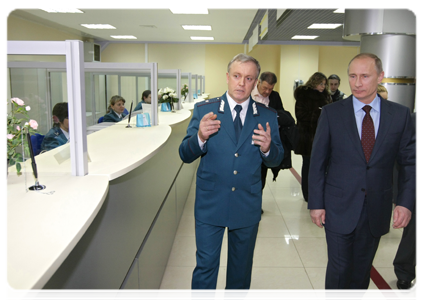 Prime Minister Vladimir Putin visiting a multifunctional public service centre|27 january, 2011|18:54