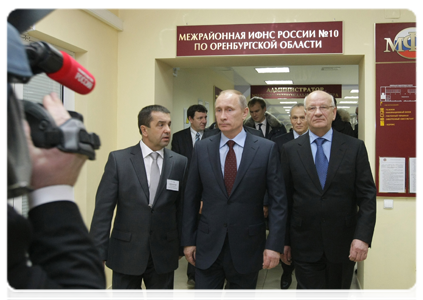 Prime Minister Vladimir Putin visiting a multifunctional public service centre|27 january, 2011|18:54