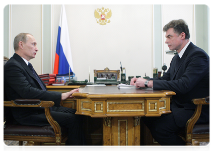 Prime Minister Vladimir Putin meeting with Nikolai Shvets, CEO of IDGC Holding (Interregional Distribution Grid Companies)|28 january, 2011|14:13