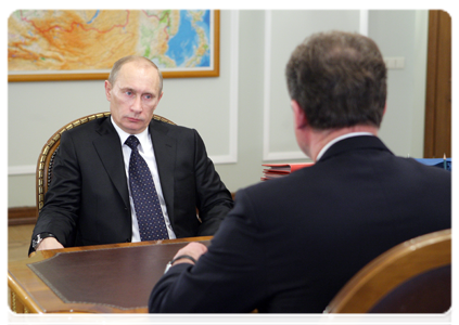 Prime Minister Vladimir Putin meeting with Nikolai Shvets, CEO of IDGC Holding (Interregional Distribution Grid Companies)|28 january, 2011|14:13