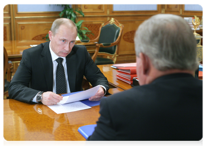 Prime Minister Vladimir Putin meeting with Omsk Region Governor Leonid Polezhayev|31 january, 2011|15:22