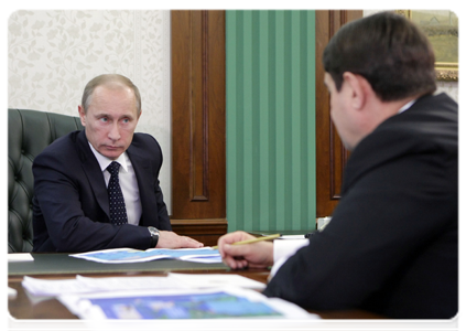 Prime Minister Vladimir Putin at a working meeting with Transport Minister Igor Levitin|4 january, 2011|16:29