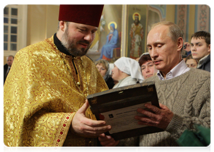 Prime Minister Vladimir Putin presenting an icon of the Mother of God by an unknown master|7 january, 2011|08:19