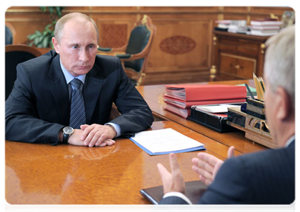 Prime Minister Vladimir Putin meets with Yevgeny Savchenko, Belgorod Region Governor|1 october, 2011|12:17