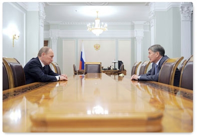 Председатель Правительства Российской Федерации В.В.Путин встретился с кандидатом в Президенты Киргизии А.Ш.Атамбаевым