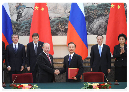 Prime Minister Vladimir Putin and Chinese Premier Wen Jiabao sign a joint communiqué following the 16th regular meeting of the two countries’ heads of government|11 october, 2011|15:54