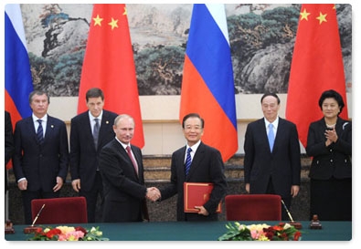 Russian Prime Minister Vladimir Putin and Chinese Premier Wen Jiabao sign a joint communiqué following the 16th regular meeting of the two countries’ heads of government