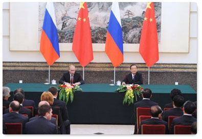 В.В.Путин и Вэнь Цзябао по итогам российско-китайских переговоров выступили с заявлениями для прессы