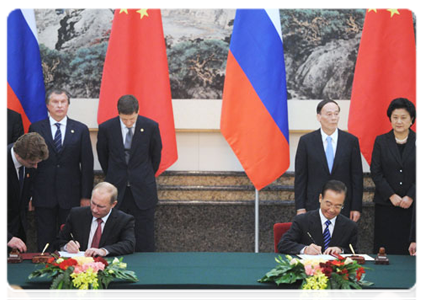Prime Minister Vladimir Putin and Chinese Premier Wen Jiabao sign a joint communiqué following the 16th regular meeting of the two countries’ heads of government|11 october, 2011|16:04