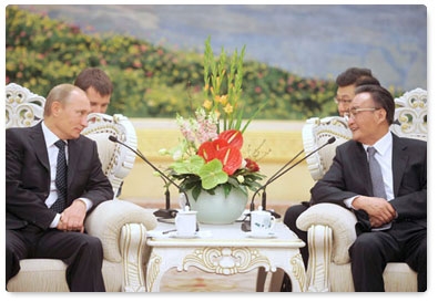 Председатель Правительства Российской Федерации В.В.Путин, находящийся в Китае с рабочим визитом, встретился с Председателем Постоянного комитета Всекитайского собрания народных представителей У Банго
