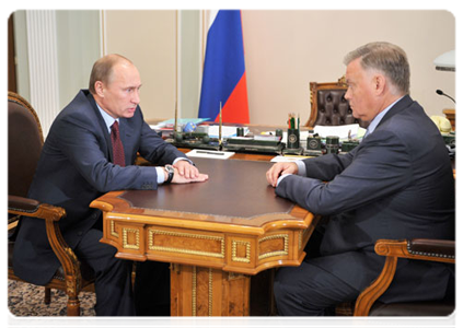 Prime Minister Vladimir Putin at a meeting with Russian Railways CEO Vladimir Yakunin|15 october, 2011|12:28