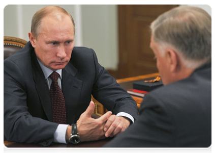 Prime Minister Vladimir Putin at a meeting with Russian Railways CEO Vladimir Yakunin|15 october, 2011|12:28