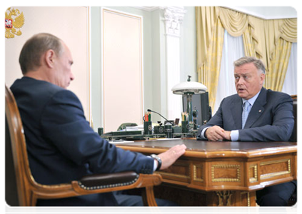 Prime Minister Vladimir Putin at a meeting with Russian Railways CEO Vladimir Yakunin|15 october, 2011|12:28