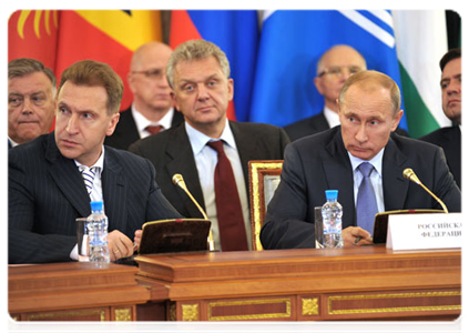 Prime Minister Vladimir Putin and First Deputy Prime Minister Igor Shuvalov at an enlarged meeting of the CIS Council of Heads of Government|18 october, 2011|22:03