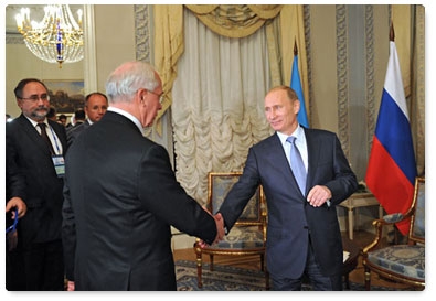 Russian Prime Minister Vladimir Putin meets with Ukrainian Prime Minister Mykola Azarov