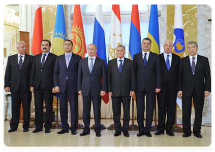 Following the meeting, the EurAsEC heads of government posed for a group photograph|19 october, 2011|16:06