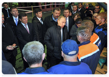 Prime Minister Vladimir Putin speaking with workers during his visit to the Proletarsky Zavod plant in St Petersburg|20 october, 2011|18:32