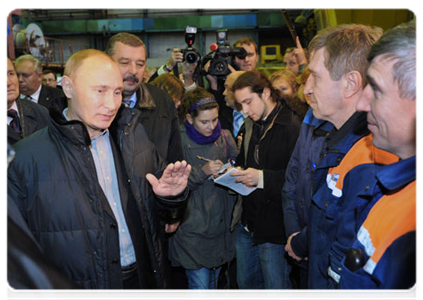 Prime Minister Vladimir Putin speaking with workers during his visit to the Proletarsky Zavod plant in St Petersburg|20 october, 2011|18:32