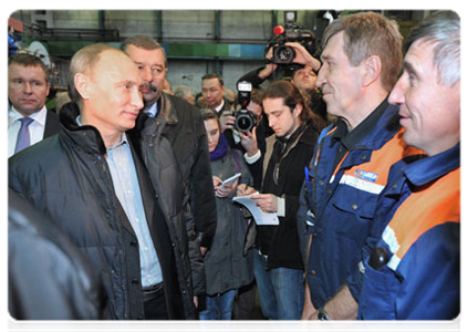 Prime Minister Vladimir Putin speaking with workers during his visit to the Proletarsky Zavod plant in St Petersburg|20 october, 2011|18:32