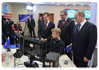 President Dmitry Medvedev and Prime Minister Vladimir Putin visiting United Russia’s headquarters|21 october, 2011|14:46