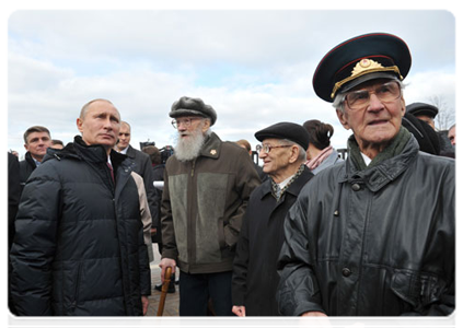 After the opening ceremony of the Khatsun memorial complex, Vladimir Putin spoke with war veterans|25 october, 2011|17:44