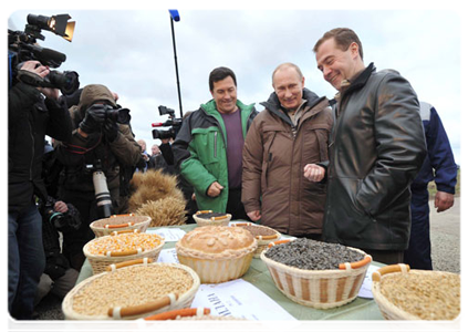 President Dmitry Medvedev and Prime Minister Vladimir Putin in the fields to see this year’s corn crops|25 october, 2011|18:19