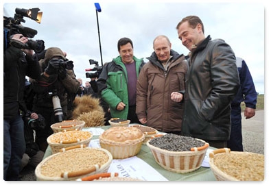 President Dmitry Medvedev and Prime Minister Vladimir Putin go to the fields to see this year’s corn crops and try their hand at operating combine harvester during their visit to the Stavropol Territory