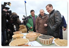 President Dmitry Medvedev and Prime Minister Vladimir Putin go to the fields to see this year’s corn crops and try their hand at operating combine harvester during their visit to the Stavropol Territory