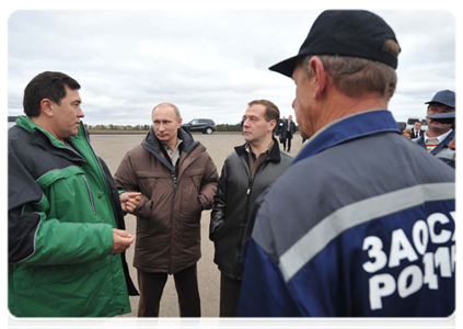 President Dmitry Medvedev and Prime Minister Vladimir Putin in the fields to see this year’s corn crops|25 october, 2011|18:19