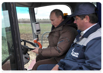 President Dmitry Medvedev and Prime Minister Vladimir Putin in the fields to see this year’s corn crops and try their hand at operating combine harvester|25 october, 2011|18:32