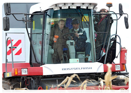 President Dmitry Medvedev and Prime Minister Vladimir Putin in the fields to see this year’s corn crops and try their hand at operating combine harvester|25 october, 2011|18:33