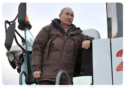 President Dmitry Medvedev and Prime Minister Vladimir Putin in the fields to see this year’s corn crops and try their hand at operating combine harvester|25 october, 2011|19:19