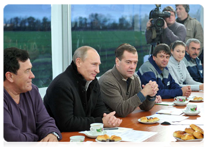 President Dmitry Medvedev and Prime Minister Vladimir Putin meeting with agricultural workers and leaders of the United Russia party in the Stavropol Territory|25 october, 2011|19:43