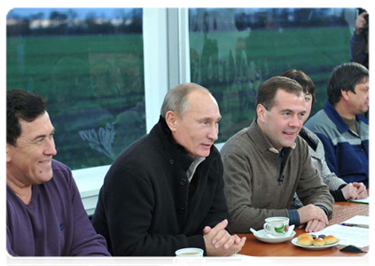 President Dmitry Medvedev and Prime Minister Vladimir Putin meeting with agricultural workers and leaders of the United Russia party in the Stavropol Territory|25 october, 2011|19:43